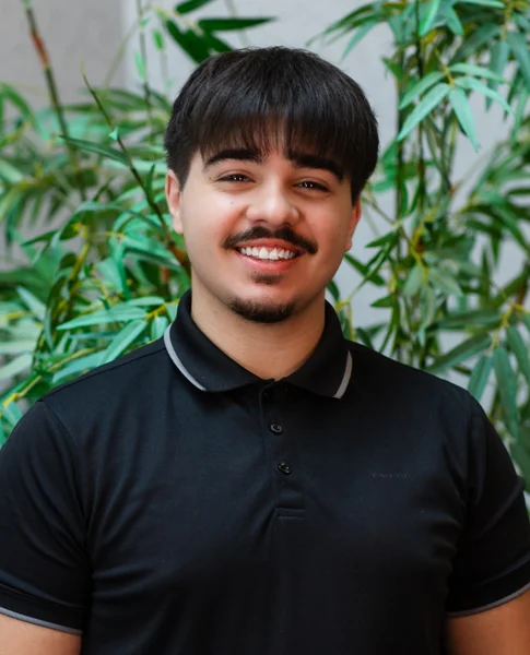 Elion Korcari, Agent